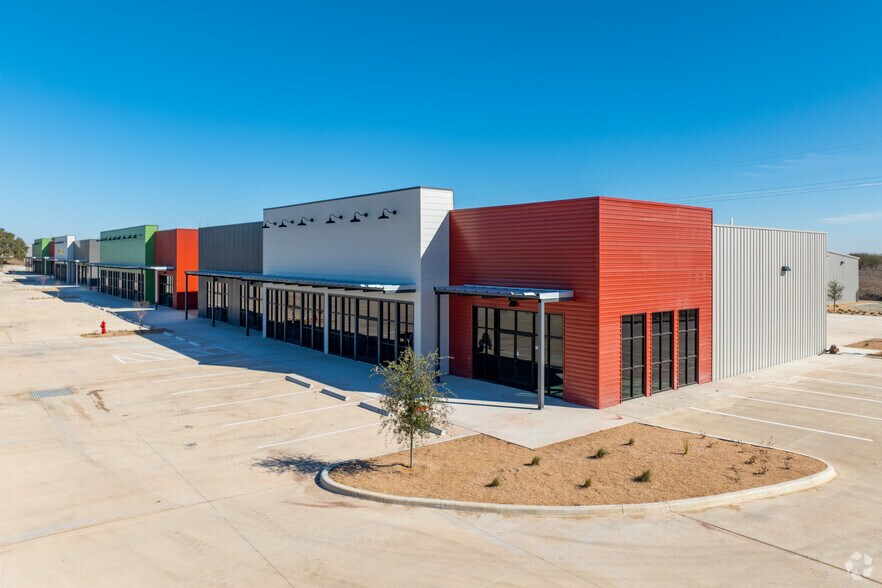 183 Crossing, Lockhart, TX à louer - Photo de l’immeuble – Image 3 sur 6