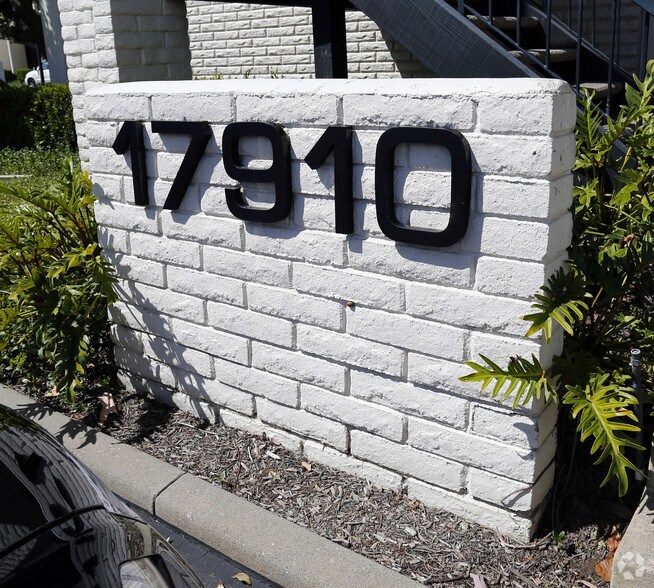 17910 Sky Park Cir, Irvine, CA à louer - Photo de l’immeuble – Image 3 sur 7