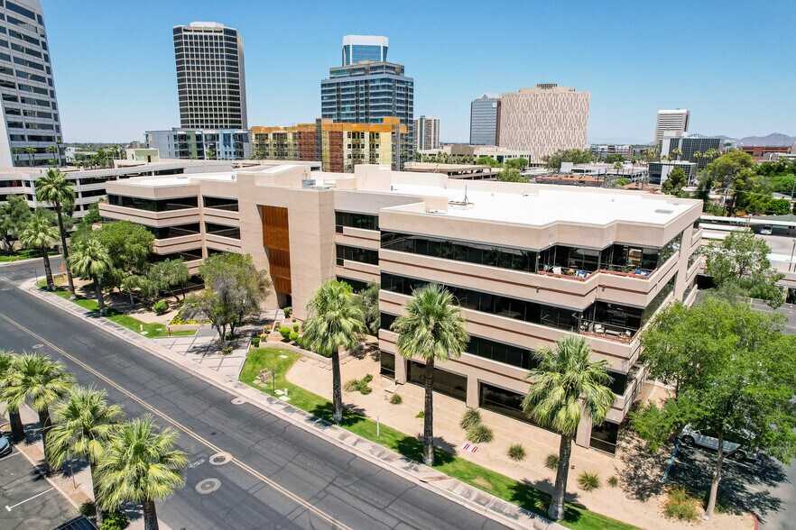 202 E Earll Dr, Phoenix, AZ à louer - Photo de l’immeuble – Image 2 sur 2