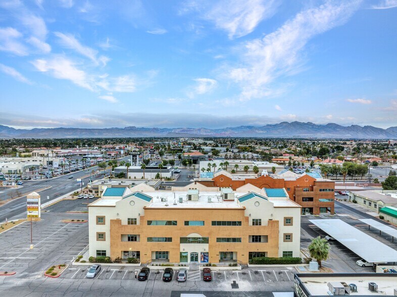 5440 W Sahara Ave, Las Vegas, NV à louer - Photo de l’immeuble – Image 1 sur 21