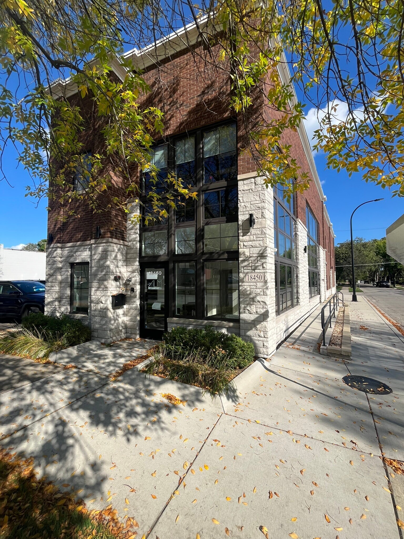 18450 Mack Ave, Grosse Pointe, MI à louer Photo de l’immeuble– Image 1 sur 16