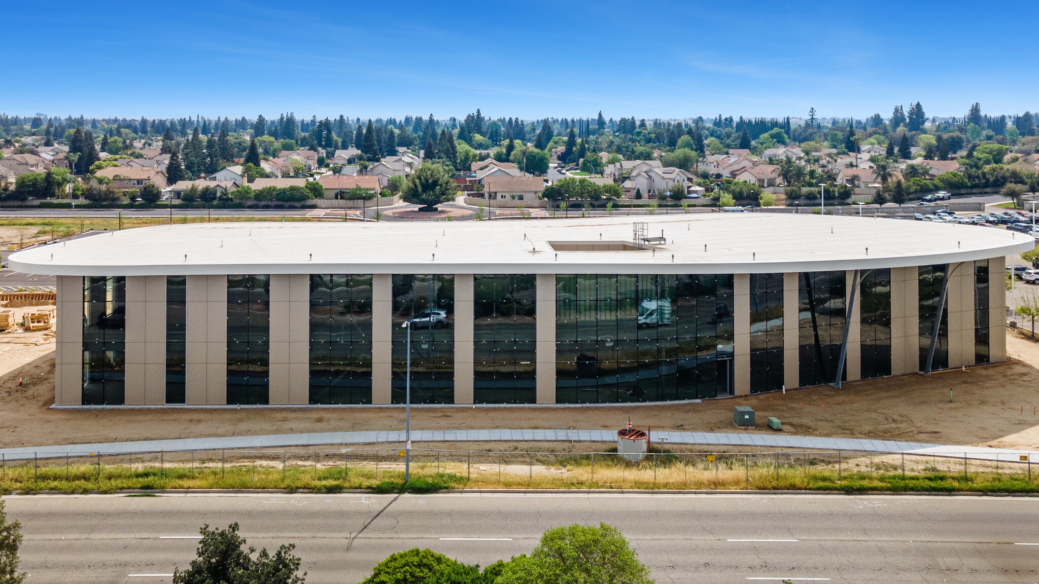 700 W Herndon Ave, Clovis, CA à louer Photo principale– Image 1 sur 9