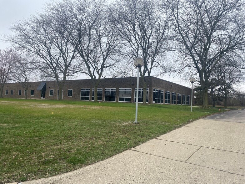 3909 Research Park Dr, Ann Arbor, MI à louer - Photo de l’immeuble – Image 3 sur 41