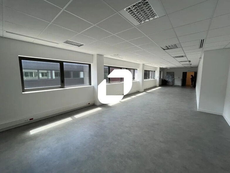 Bureau dans Oignies à louer - Photo de l’immeuble – Image 3 sur 17