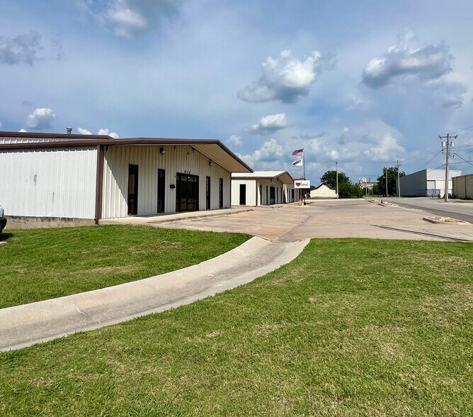 915 1st Ave NW, Ardmore, OK à louer - Photo de l’immeuble – Image 2 sur 21