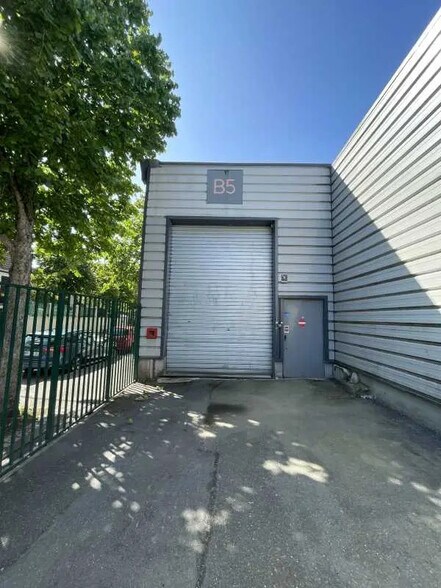 Local d’activités dans Épinay-sur-Seine à louer - Photo de l’immeuble – Image 2 sur 9