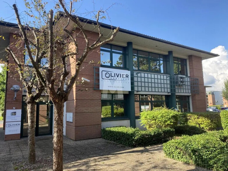 Bureau dans Évry-Courcouronnes à louer - Photo de l’immeuble – Image 2 sur 3