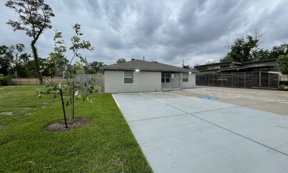 1517 Antoine Dr, Houston, TX à louer - Photo de l’immeuble – Image 2 sur 21