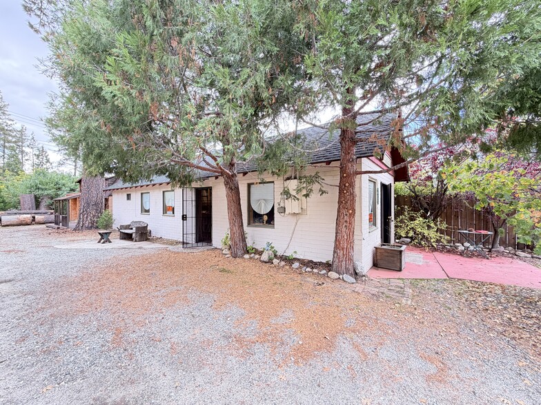 54225 Pine Crest, Idyllwild, CA à vendre - Photo principale – Image 1 sur 33