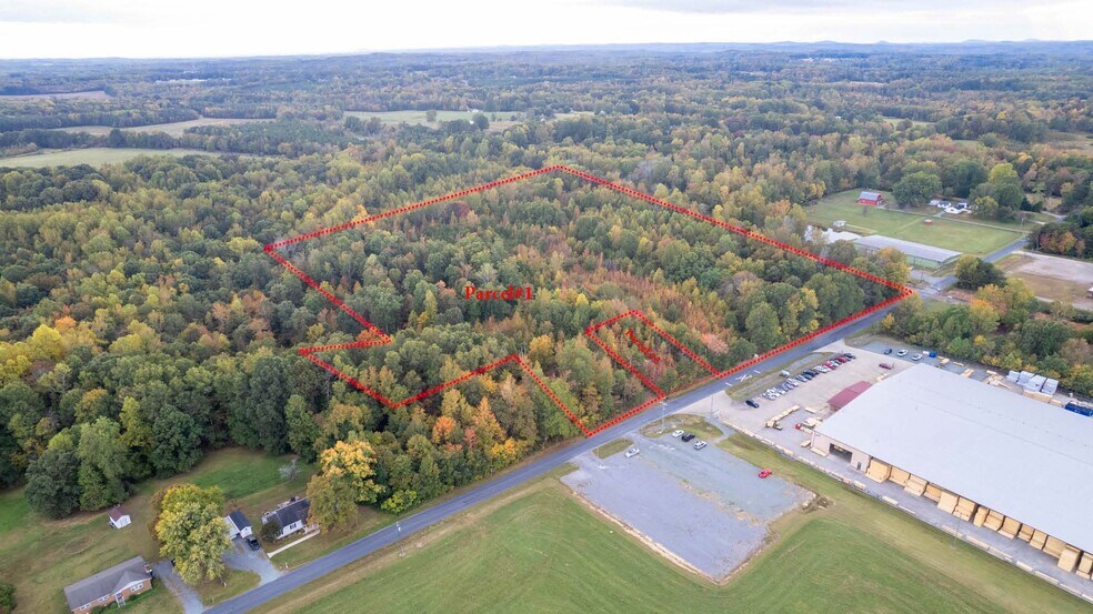 6988 Kinro Rd, Liberty, NC à vendre - Photo de l’immeuble – Image 2 sur 9