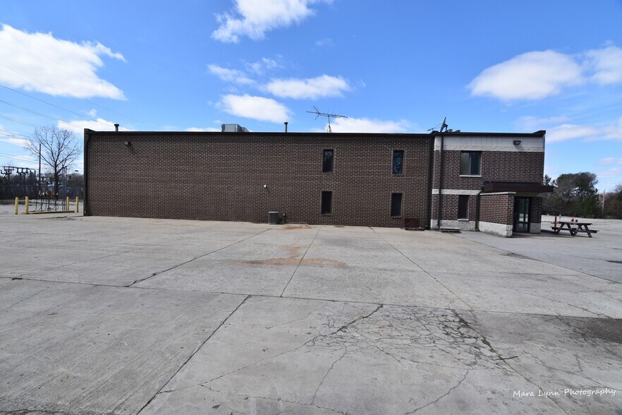 1041 Trine Ct, St Charles, IL à louer - Photo de l’immeuble – Image 2 sur 8