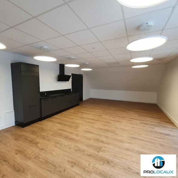 Bureau dans Voiron à louer - Photo de l’immeuble – Image 2 sur 12