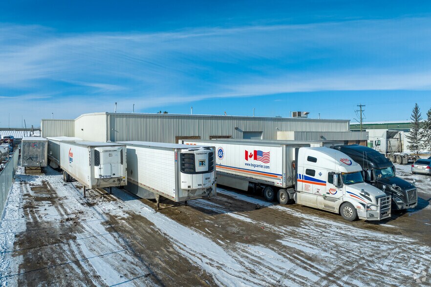 9717 40th St SE, Calgary, AB à louer - Photo de l’immeuble – Image 2 sur 7