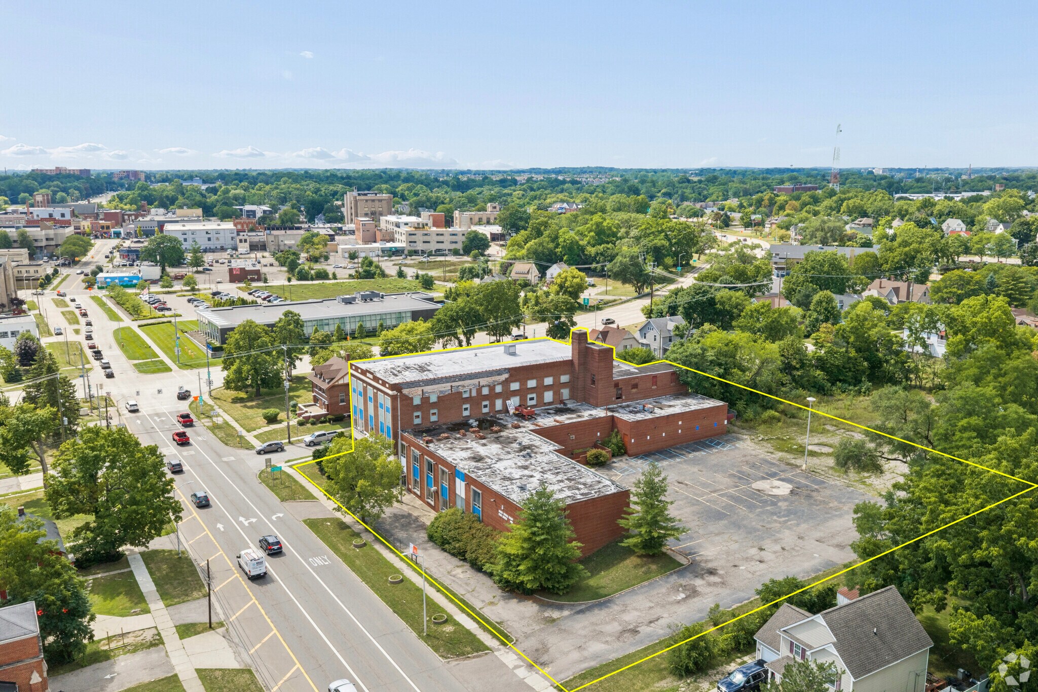 131 University Dr, Pontiac, MI à vendre Aérien– Image 1 sur 25