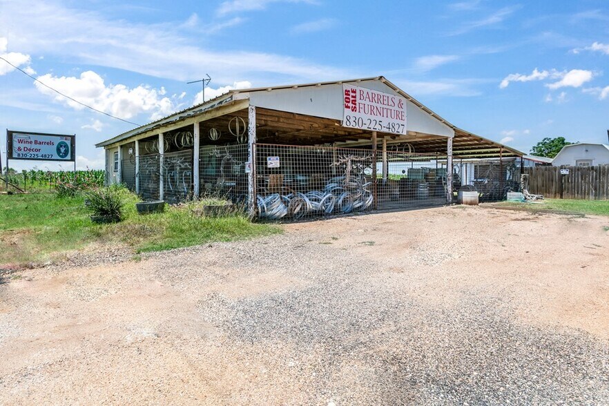12148 E US Highway 290, Fredericksburg, TX à louer - Photo de l’immeuble – Image 2 sur 7