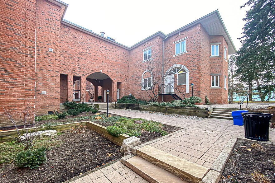 335 Renfrew Dr, Markham, ON à louer - Photo de l’immeuble – Image 2 sur 22