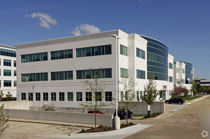 3300 Enterprise Pky, Beachwood, OH à louer - Photo de l’immeuble – Image 1 sur 3