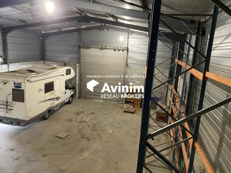 Local d'activités dans Saint-Nazaire-les-Eymes à vendre - Photo de l’immeuble – Image 1 sur 18