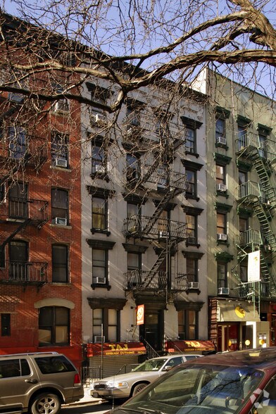 310 E 6th St, New York, NY à louer - Photo de l’immeuble – Image 2 sur 10