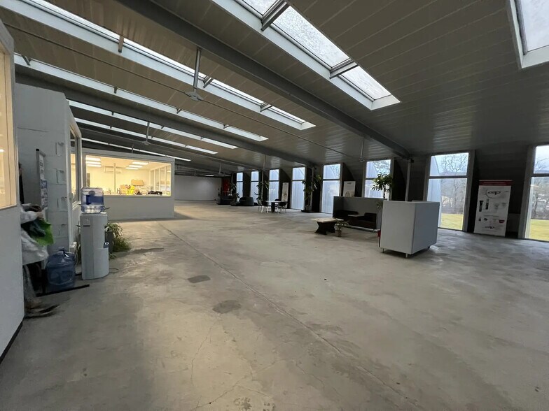 Local d'activités dans Thiers à vendre - Photo de l’immeuble – Image 2 sur 5