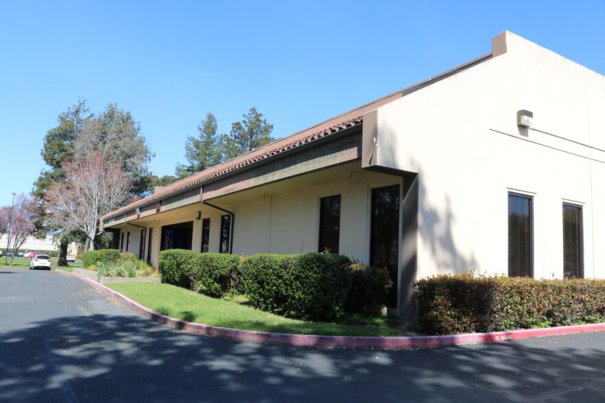 1372 N McDowell Blvd, Petaluma, CA à louer - Photo de l’immeuble – Image 2 sur 4