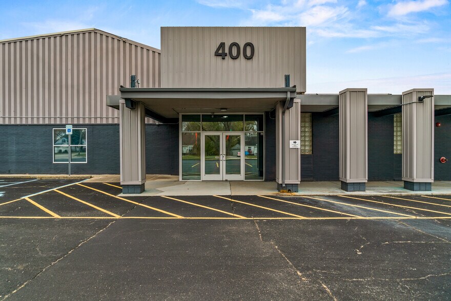 400 W Maple Rd, Troy, MI à vendre - Photo de l’immeuble – Image 1 sur 42