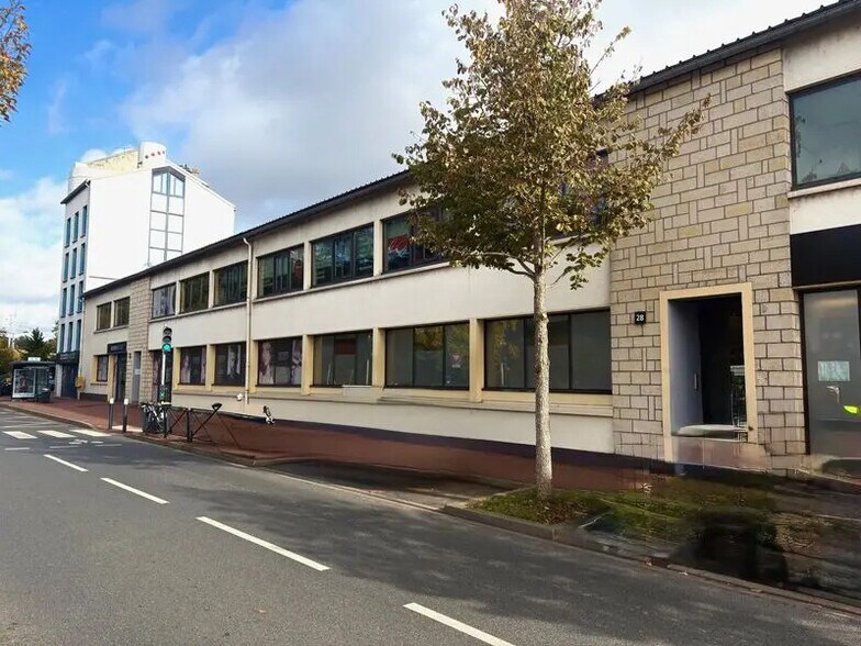 Bureau dans Joinville-le-Pont à louer - Photo principale – Image 1 sur 11