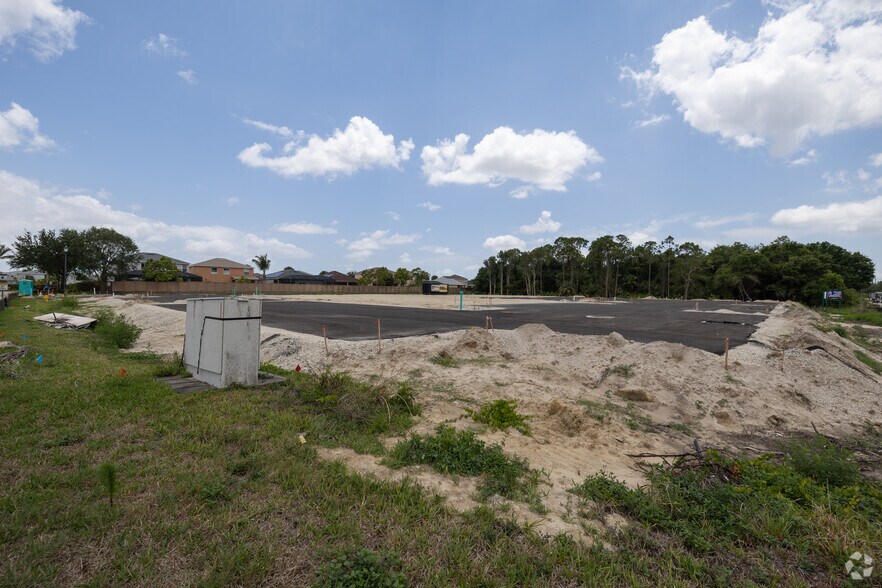5725 Lee blvd, Lehigh Acres, FL à louer - Photo principale – Image 3 sur 10