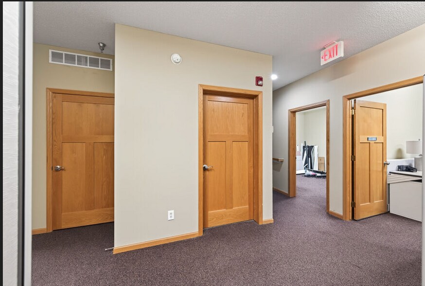 2115 County Road D E, Maplewood, MN à louer - Photo de l’immeuble – Image 3 sur 11