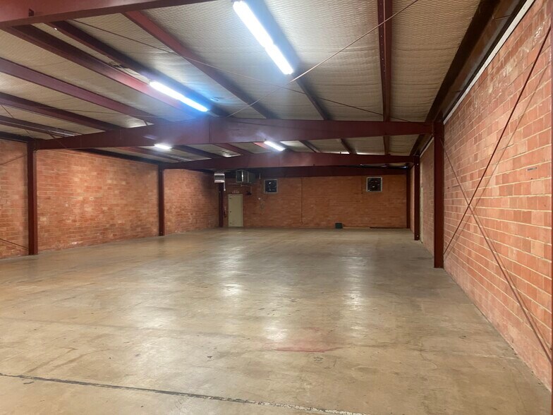8446 Gault Ln, San Antonio, TX à louer - Photo de l’immeuble – Image 3 sur 21