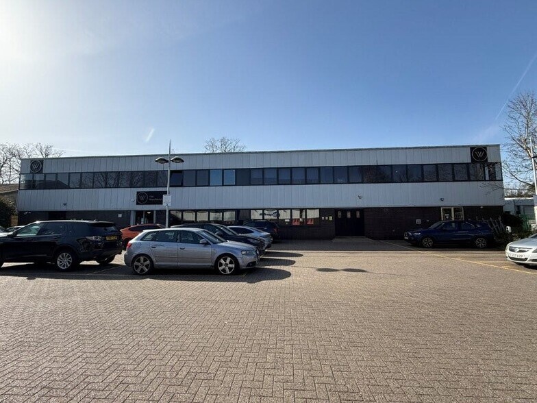 Canada Rd, Byfleet à vendre - Photo de l’immeuble – Image 1 sur 13
