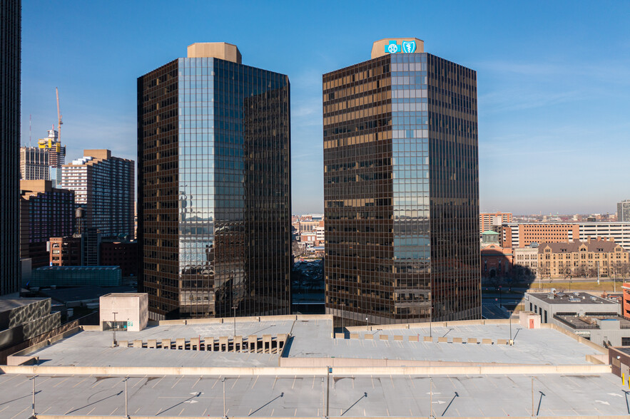 600 Renaissance Ctr, Detroit, MI à louer - Photo de l’immeuble – Image 2 sur 19