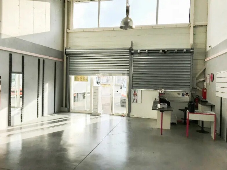 Local commercial dans SAINT-MARTIN-D'HERES à louer - Photo de l’immeuble – Image 3 sur 5