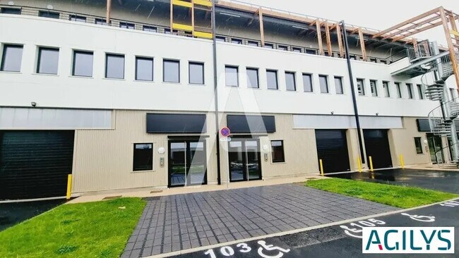 Plus de détails pour Local d'activités à louer