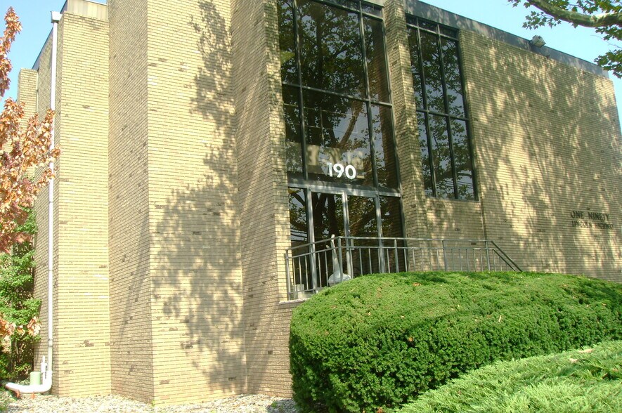 190 State Route 27, Edison, NJ à louer - Photo de l’immeuble – Image 3 sur 5