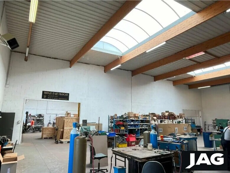 Local d’activités dans Décines-Charpieu à louer - Photo de l’immeuble – Image 2 sur 10