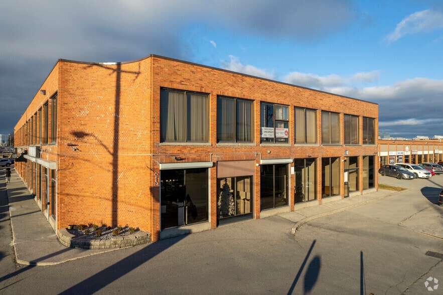 4501-4517 Chesswood Dr, Toronto, ON à louer - Photo de l’immeuble – Image 2 sur 5