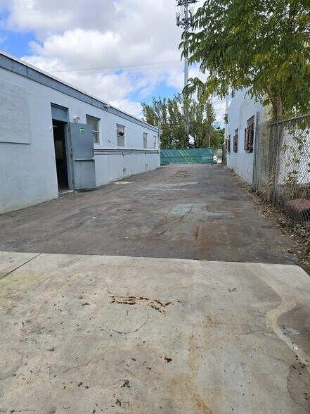 220 SW 30th St, Fort Lauderdale, FL à louer - Photo de l’immeuble – Image 3 sur 13