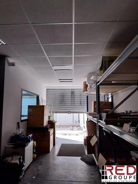 Local d’activités dans Éguilles à louer - Photo de l’immeuble – Image 3 sur 9