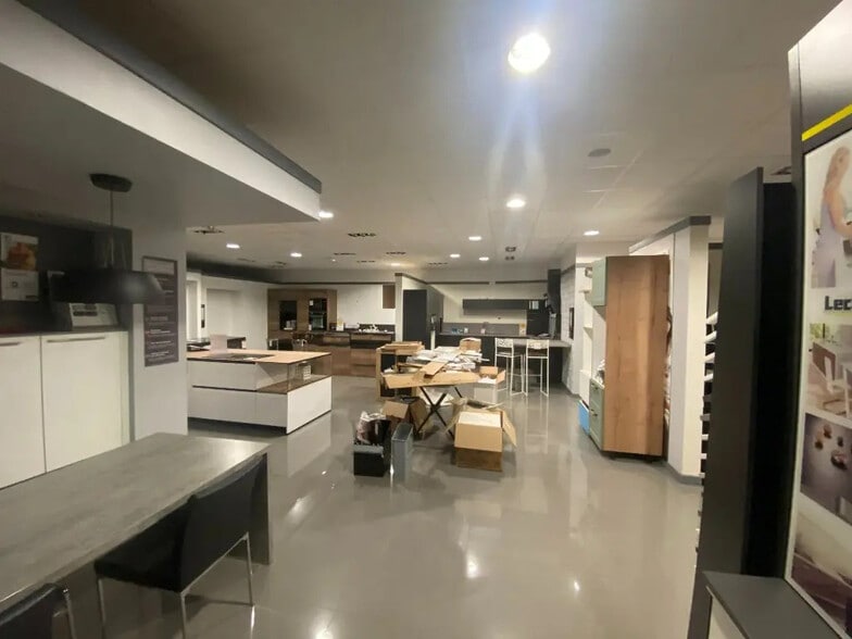 Local commercial dans Varennes-lès-Mâcon à louer - Photo intérieure – Image 2 sur 5