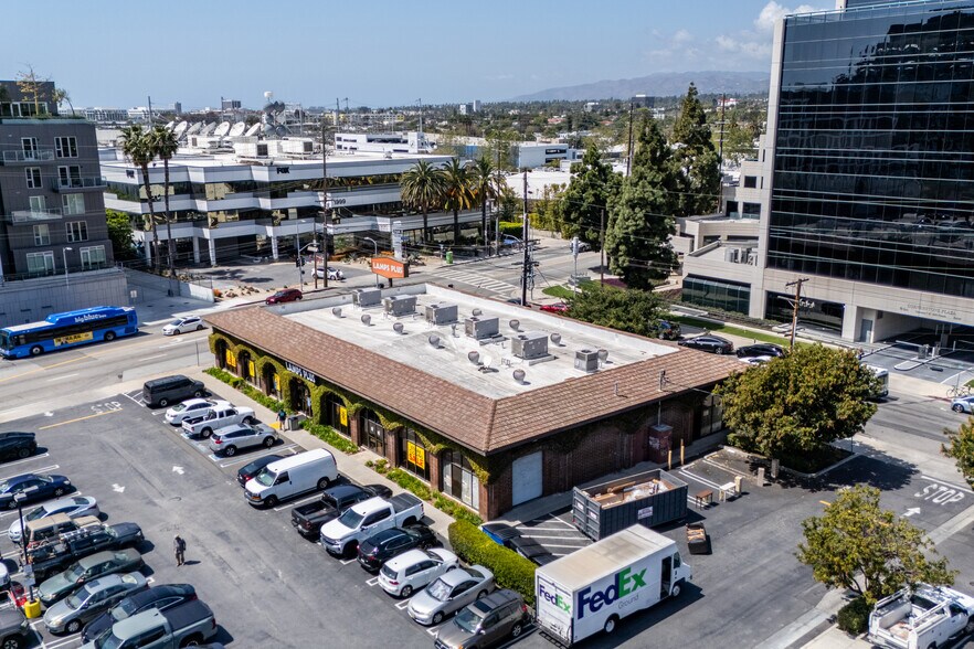 2012 S Bundy Dr, Los Angeles, CA à louer - Photo de l’immeuble – Image 3 sur 17