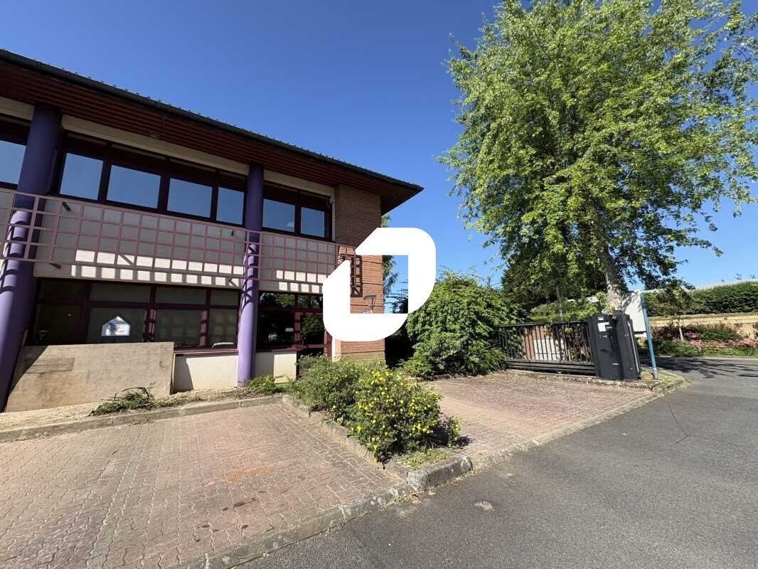 30 Avenue Robert Surcouf, Voisins-le-Bretonneux à louer Photo de l’immeuble– Image 1 sur 12