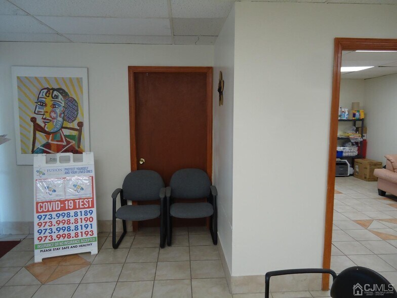 386 New Brunswick Ave, Fords, NJ à louer - Hall d’entrée – Image 3 sur 5