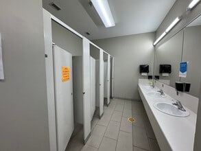 60 Courtneypark Dr W, Mississauga, ON à louer Photo intérieure– Image 2 sur 11