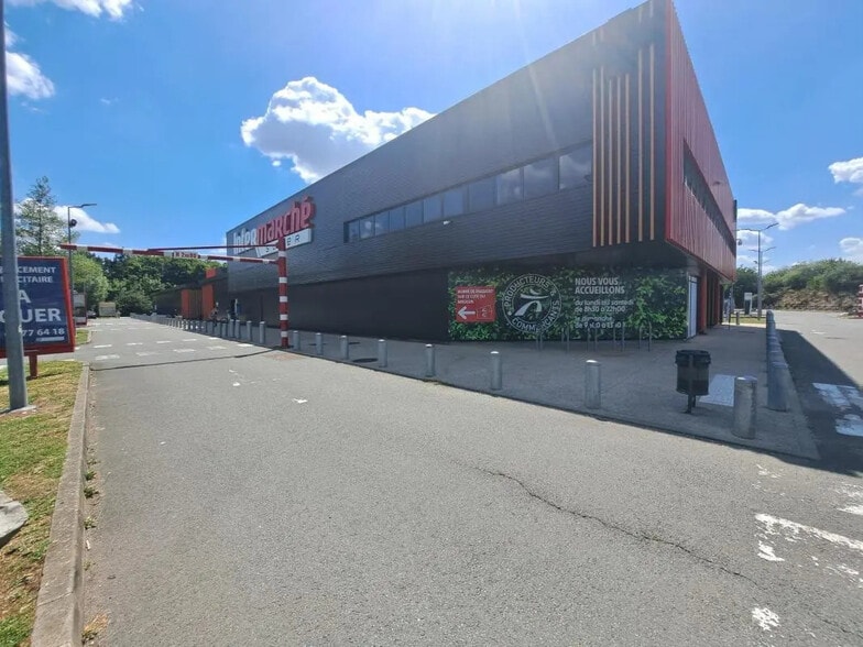 Local commercial dans Combs-la-Ville à louer - Photo de l’immeuble – Image 1 sur 3