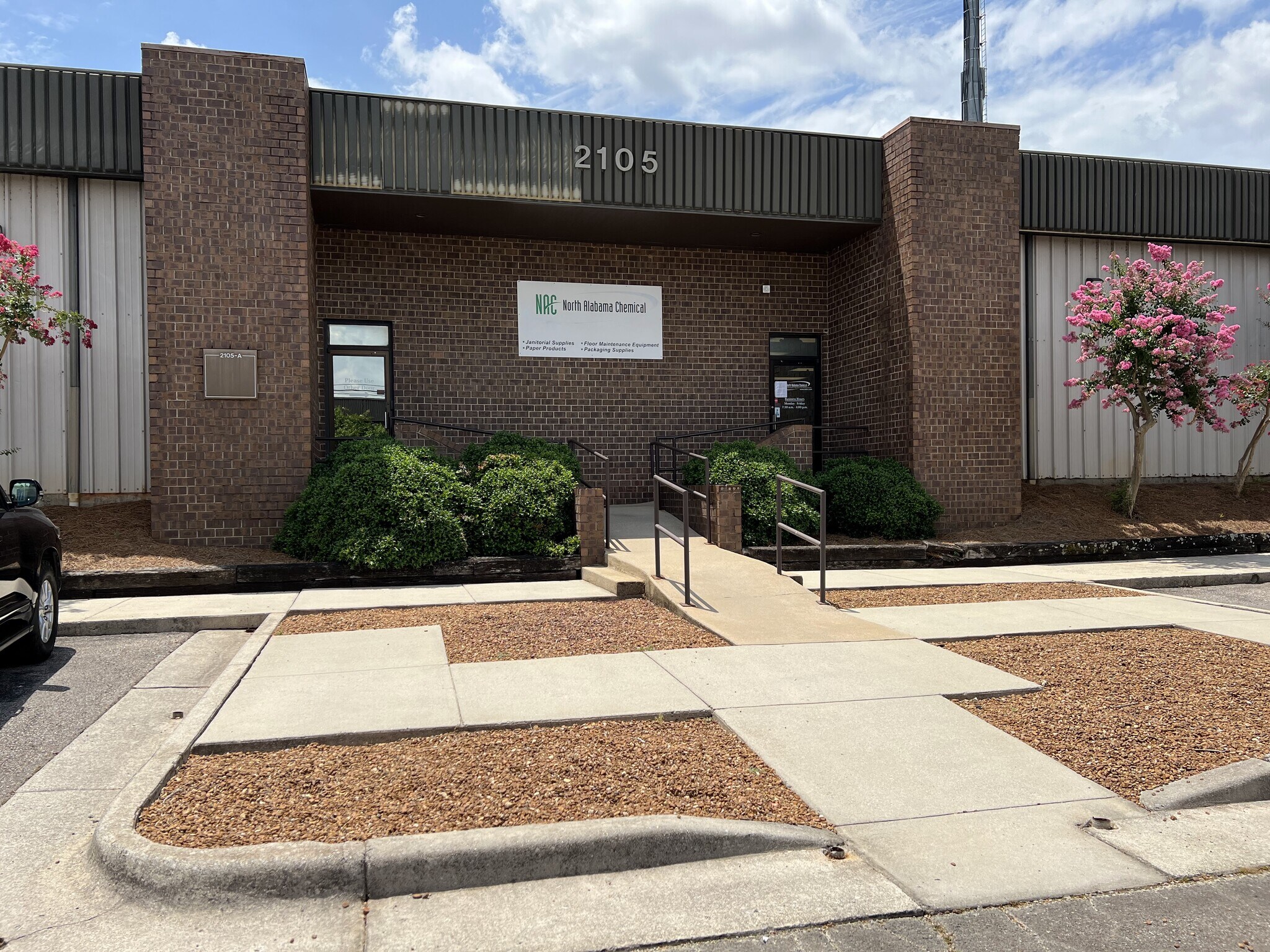 2105 West Ferry Way SW, Huntsville, AL à louer Photo de l’immeuble– Image 1 sur 5