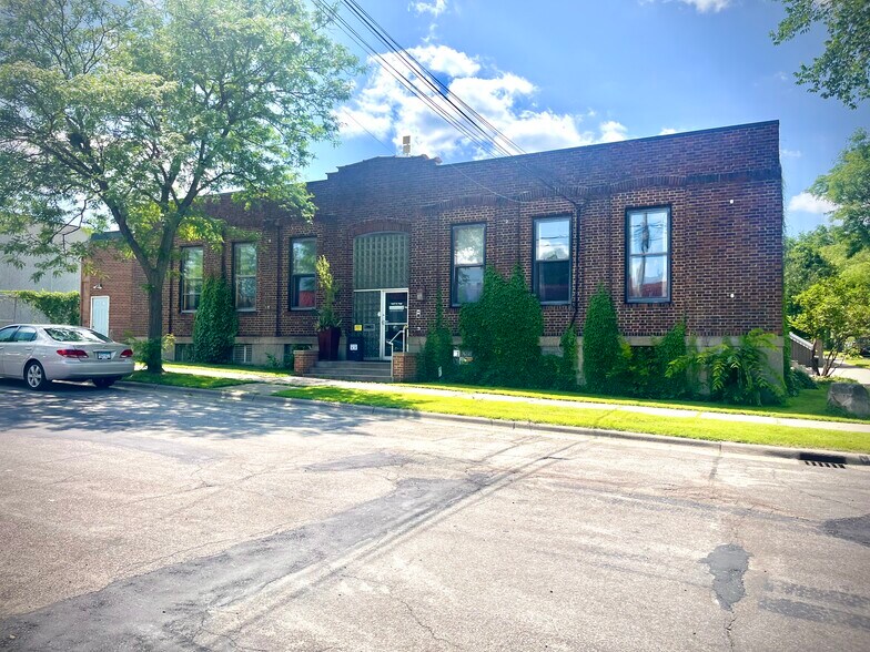 1828 NE Jefferson St, Saint Anthony, MN à louer - Photo de l’immeuble – Image 2 sur 6