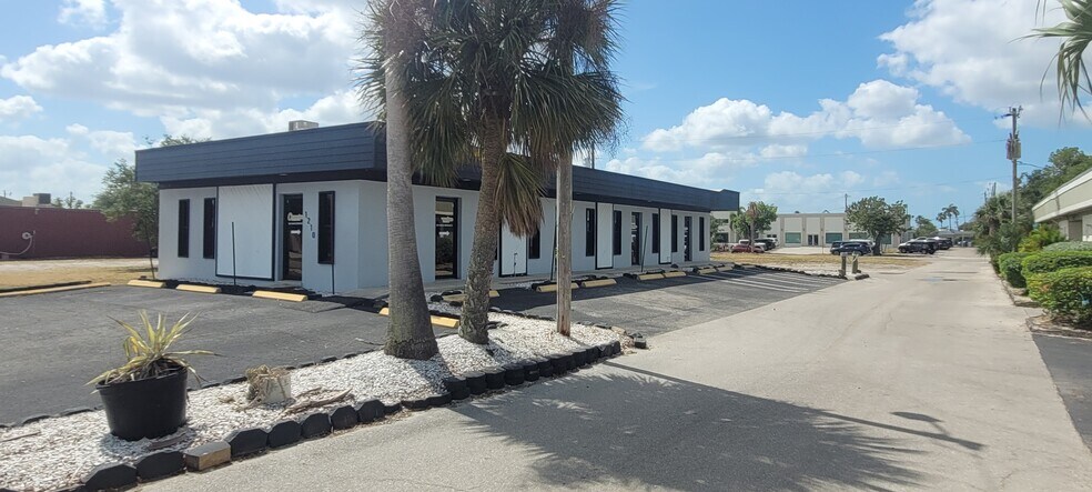 1210 SE 46th Ln, Cape Coral, FL à louer - Photo de l’immeuble – Image 1 sur 12