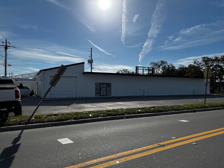 6631-6633 Gateway Ave, Sarasota, FL à louer - Photo de l’immeuble – Image 2 sur 16