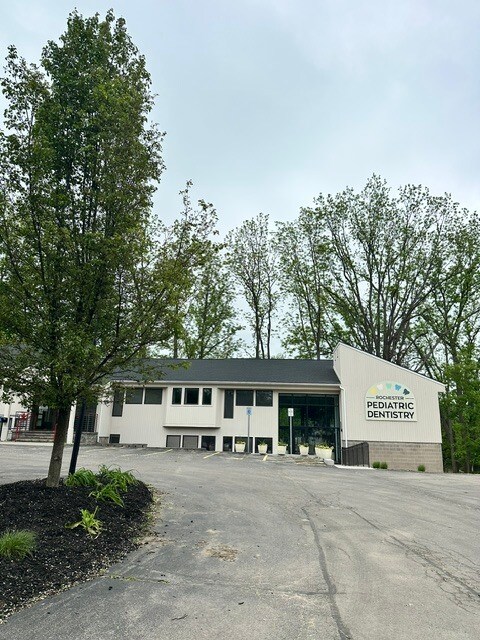 656 Kreag Rd, Pittsford, NY à louer Photo de l’immeuble– Image 1 sur 26